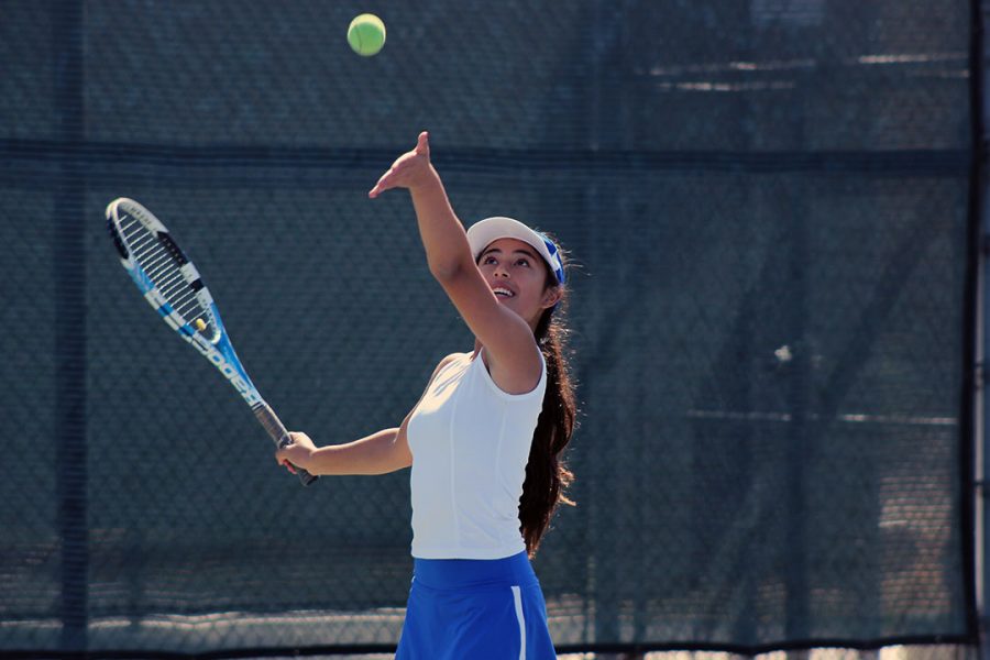 Catalina Vanegas serves the ball.