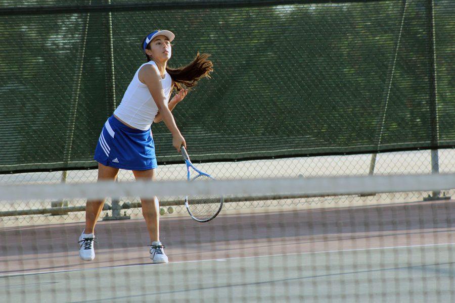 Catalina Venegas serves the ball.