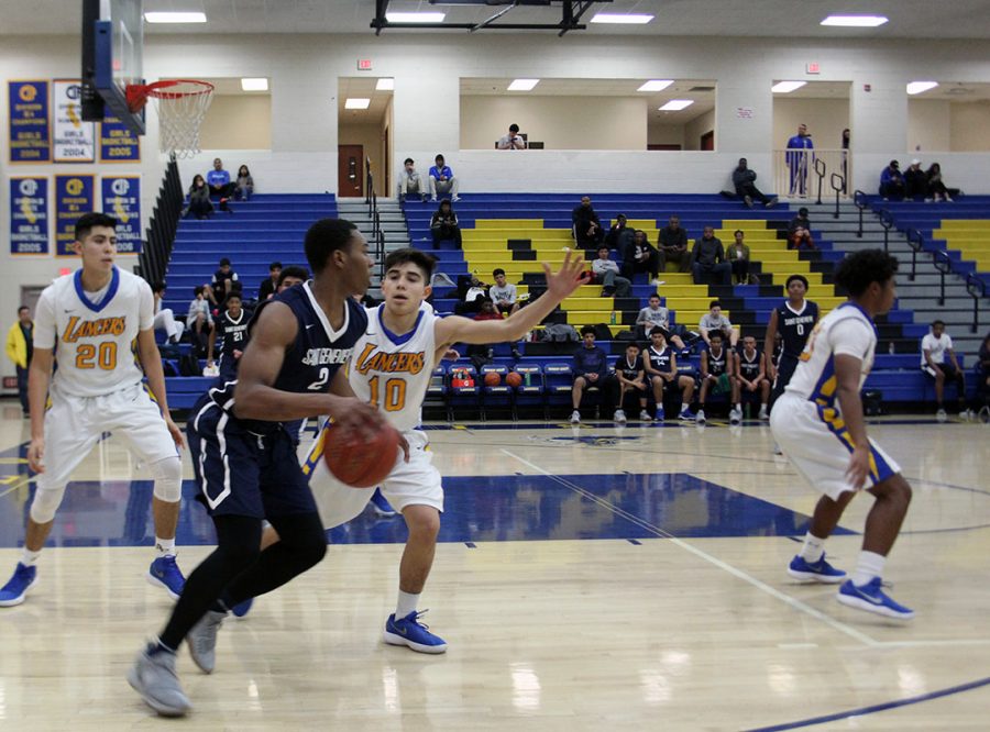 Vincent Rodriguez blocks the opposing. 