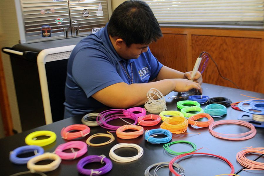 Edmund Zhou creating his own personal creation with the clubs 3-D pens.