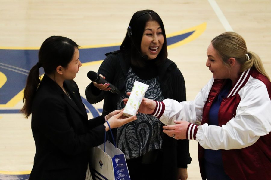 Mrs. Leeman receives a thank-you gift for inviting Oki Gakuen. 