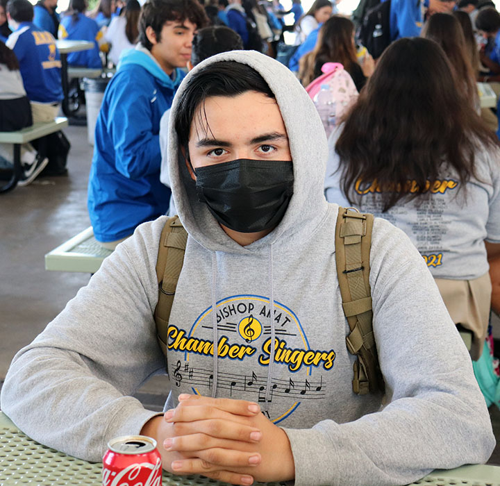 Lucas Hernandez is wearing his mask during lunch. 