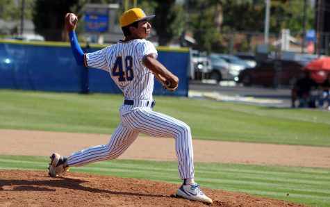 Lorenzo Gomez closing up on the mound. 